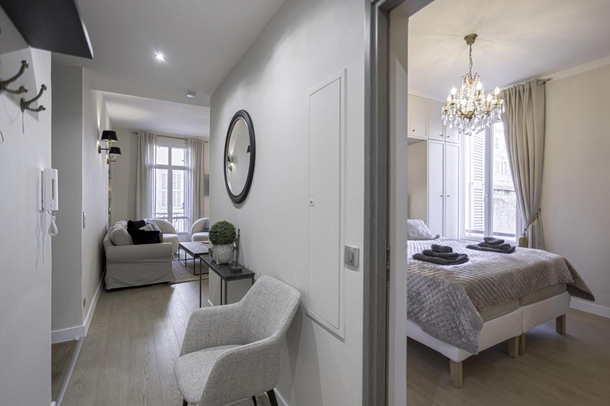 De Luxe, Meynadier By Halldis Cannes