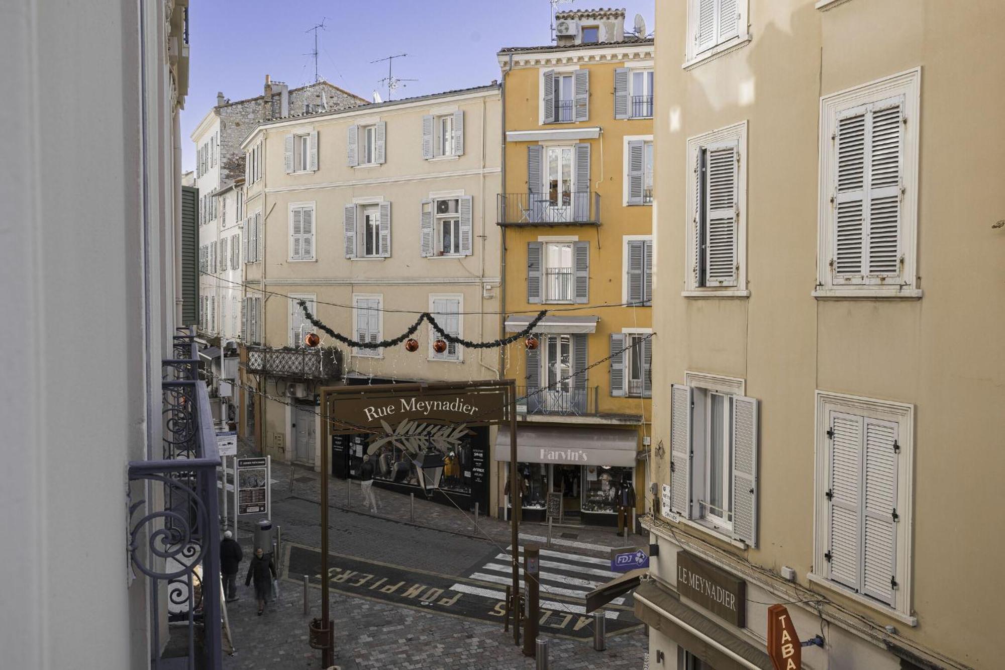 De Luxe, Meynadier By Halldis Cannes