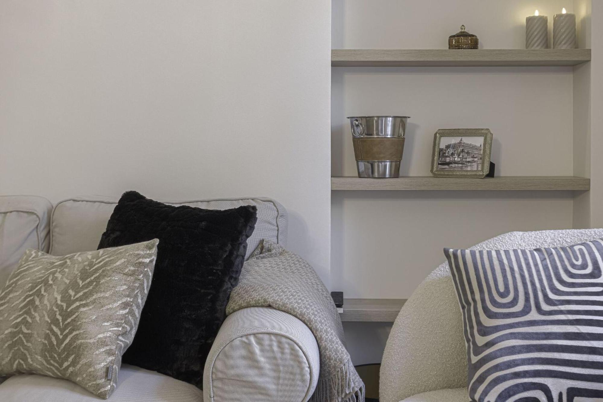 De Luxe, Meynadier By Halldis Cannes